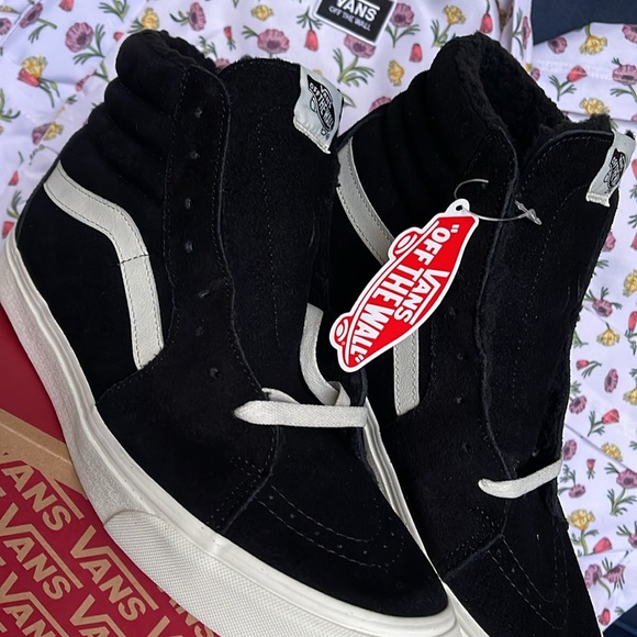 Vans Men’s Sk8-Hi
Cozy Hug Black
VN0A7Q5NBLK
Sneakers - Picture 8 of 16